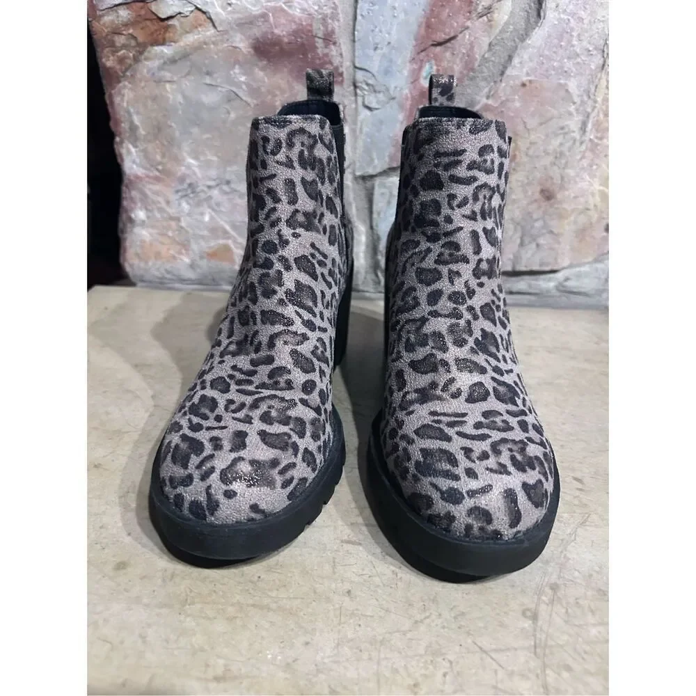 Xappeal Women’s Size 8 1/2 Leopard Suede Ankle Booties Shoes Side Stretch